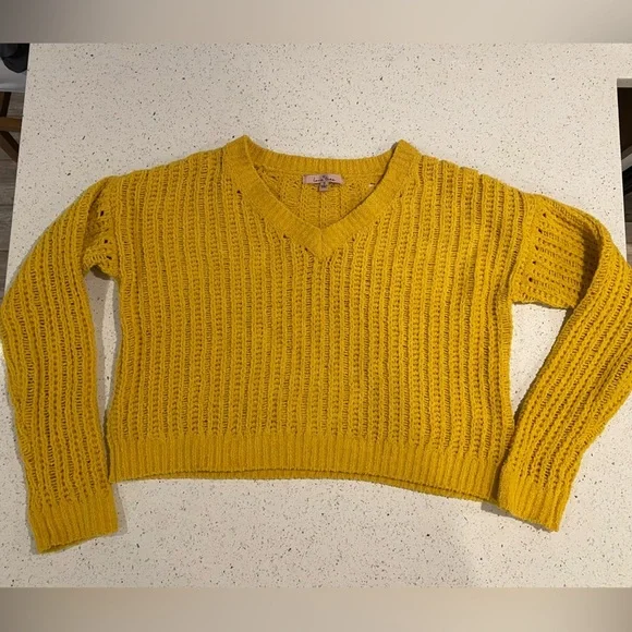 Women’s V- Neck knitted sweater - Picture 1 of 4